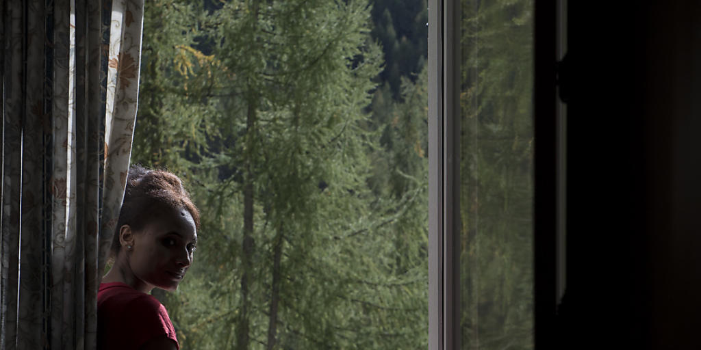 Blickt sie in eine Zukunft in der Schweiz oder holt sie de Vergangenheit in Eritrea ein? Die 24-jährige Eritreerin Tsega steht im Oktober 2015 an einem Fenster der Herberge Giovanibosco in Bosco Gurin TI (Archiv). Blickt sie in eine Zukunft in der Schweiz oder holt sie de Vergangenheit in Eritrea ein? Die 24-jährige Eritreerin Tsega steht im Oktober 2015 an einem Fenster der Herberge Giovanibosco in Bosco Gurin TI (Archiv).