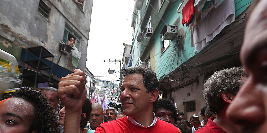 Lula-Anhänger Fernando Haddad von der Arbeiterpartei liegt bei den Umfragen im brasilianischen Präsidentschaftsrennen weiter hinter dem Rechtspopulisten Jair Bolsonaro zurück. (Archivbild)