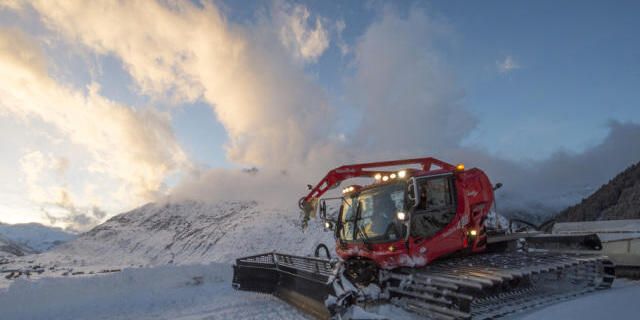 Pistenfahrzeug auf einer Piste oberhalb von Andermatt (Archiv)