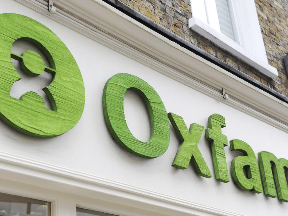 Oxfam-Mitarbeitende haben in Einsatzl&auml;ndern Sex-Orgien mit Prostituierten gefeiert. Nun stellt die britische Regierung die Zusammenarbeit mit der Hilfsorganisation in Frage.