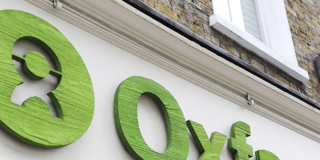 Oxfam-Mitarbeitende haben in Einsatzl&auml;ndern Sex-Orgien mit Prostituierten gefeiert. Nun stellt die britische Regierung die Zusammenarbeit mit der Hilfsorganisation in Frage.