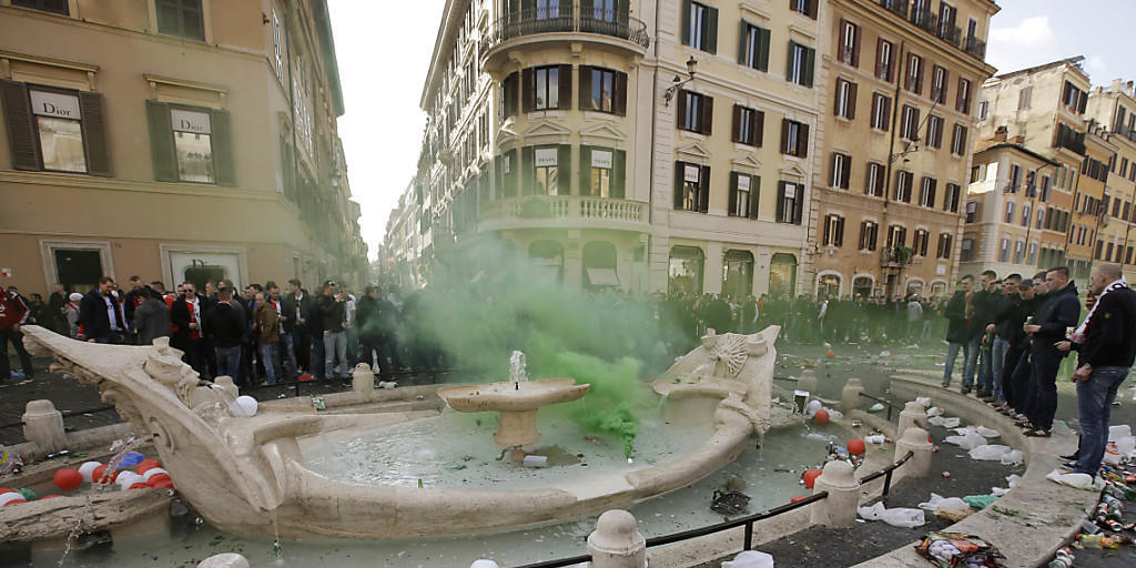 Fussballfans beschädigten im Februar 2015 den berühmten Barcaccia-Brunnen in Rom - nun hat die Bürgermeisterin harte Strafen zum Schutz der historischen Brunnen in ihrer Stadt eingeführt. Fussballfans beschädigten im Februar 2015 den berühmten Barcaccia-Brunnen in Rom - nun hat die Bürgermeisterin harte Strafen zum Schutz der historischen Brunnen in ihrer Stadt eingeführt.