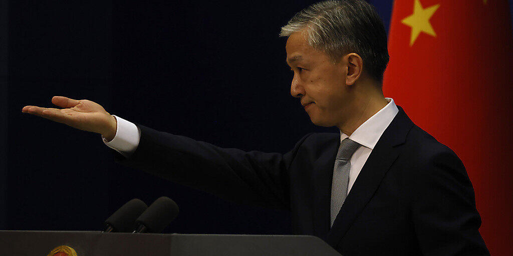 Der Sprecher des Außenministeriums, Wang Wenbin, kritisierte am Mittwoch vor der Presse in Peking das Maßnahmenpaket, das die EU-Staaten als Reaktion auf das neue Staatssicherheitsgesetz in der chinesischen Sonderverwaltungsregion vorgelegt hatten. Foto: Ng Han Guan/AP/dpa