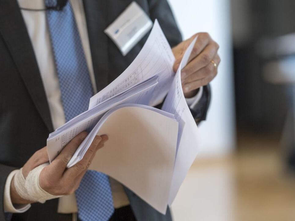 Die ersten Abstimmungsresultate zu den Gesamterneuerungswahlen im Kanton Zug zeigen, dass nur vier Kandidaten die Wahl auf Anhieb schaffen würden.