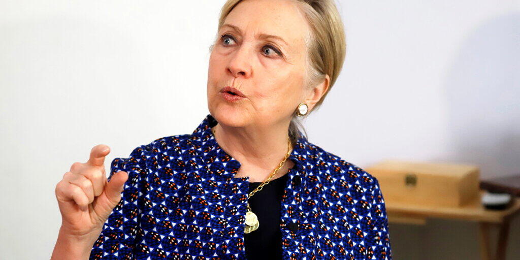 Die ehemalige amerikanische Aussenministerin Hillary Clinton wird am Montag an der Berlinale erwartet. Sie soll die vierteilige Dokuserie "Hillary" der Filmemacherin Nanette Burstein vorstellen.