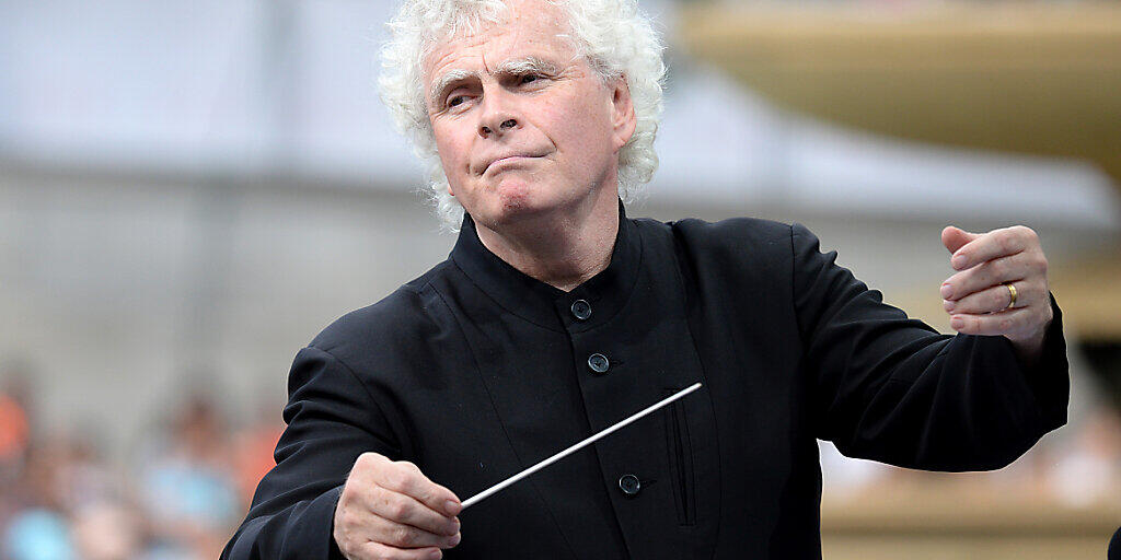 ARCHIV - Sir Simon Rattle, Dirigent aus Großbritannien, dirigiert das London Symphony Orchestra. Trotz Corona-Krise finden auch in diesem Jahr die BBC-Promenaden-Konzerte (Proms) statt. Allerdings überwiegend zu Hause. Es findet vom 17. Juli bis zum 12. September statt. Foto: Doug Peters/PA Wire/dpa - ACHTUNG: Nur zur redaktionellen Verwendung im Zusammenhang mit der aktuellen Berichterstattung und nur mit vollständiger Nennung des vorstehenden Credits
