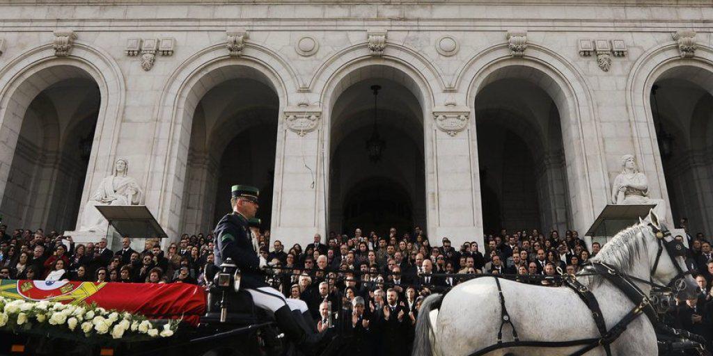 Der Leichenzug am Dienstag vor dem Parlament in Lissabon.