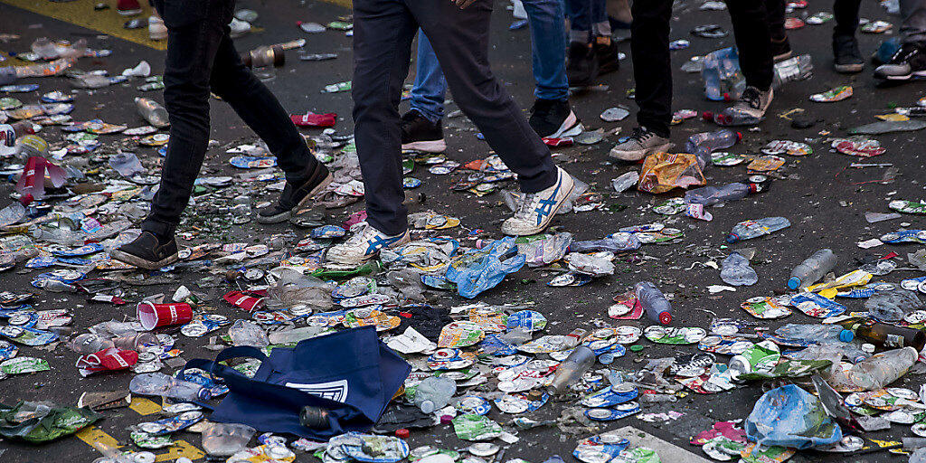 Abfallberge nach der Street Parade 2017: Der Bundesrat rechnet damit, dass die Abfallmenge in der Schweiz in Zukunft noch zunehmen wird. (Archivbild)