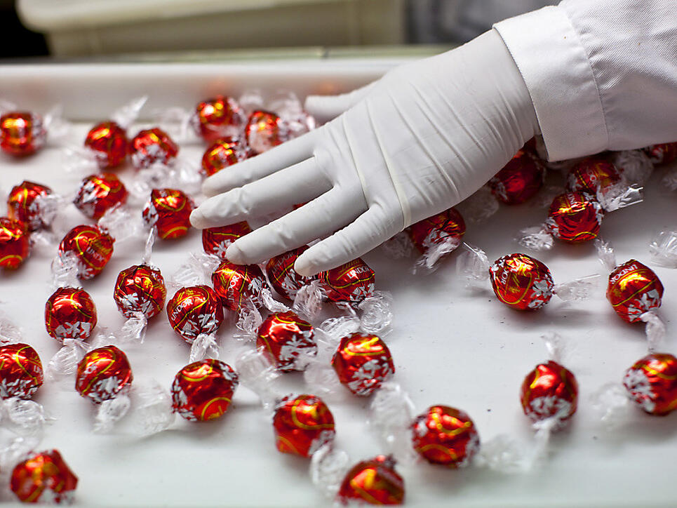 Lindor-Kugeln in der Schokoladenfabrik Lindt&Sprüngli in Kilchberg. (Archiv)