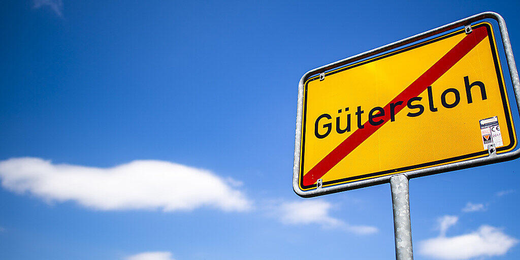"Gütersloh" steht auf einem Ortsschild am Ortsausgang der Kreisstadt. Wegen des Corona-Ausbruchs beim Fleischproduzenten Tönnies in Rheda-Wiedenbrück sind die Schulen schon seit einigen Tagen zu. Foto: David Inderlied/dpa "Gütersloh" steht auf einem Ortsschild am Ortsausgang der Kreisstadt. Wegen des Corona-Ausbruchs beim Fleischproduzenten Tönnies in Rheda-Wiedenbrück sind die Schulen schon seit einigen Tagen zu. Foto: David Inderlied/dpa