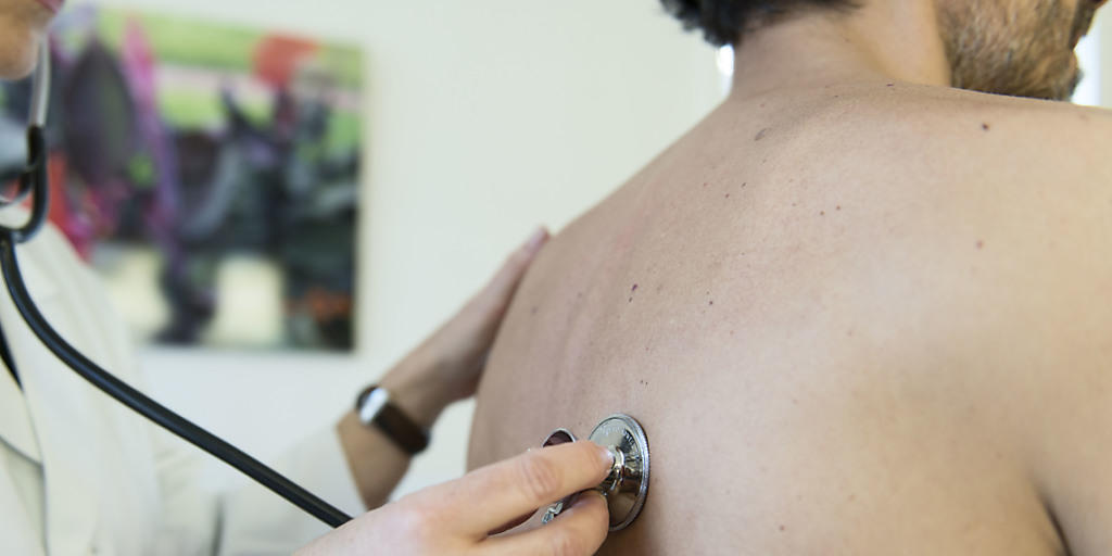 Ein Arzt untersucht einen Patienten: Solche ambulante Behandlungen liessen die Gesundheitskosten steigen, schreibt der Krankenkassendachverband Santésuisse. Ein Arzt untersucht einen Patienten: Solche ambulante Behandlungen liessen die Gesundheitskosten steigen, schreibt der Krankenkassendachverband Santésuisse.