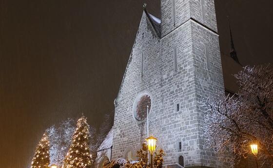 Ganz weihnachtlich präsentiert sich auch die Laurentius-Kirche in Schaan