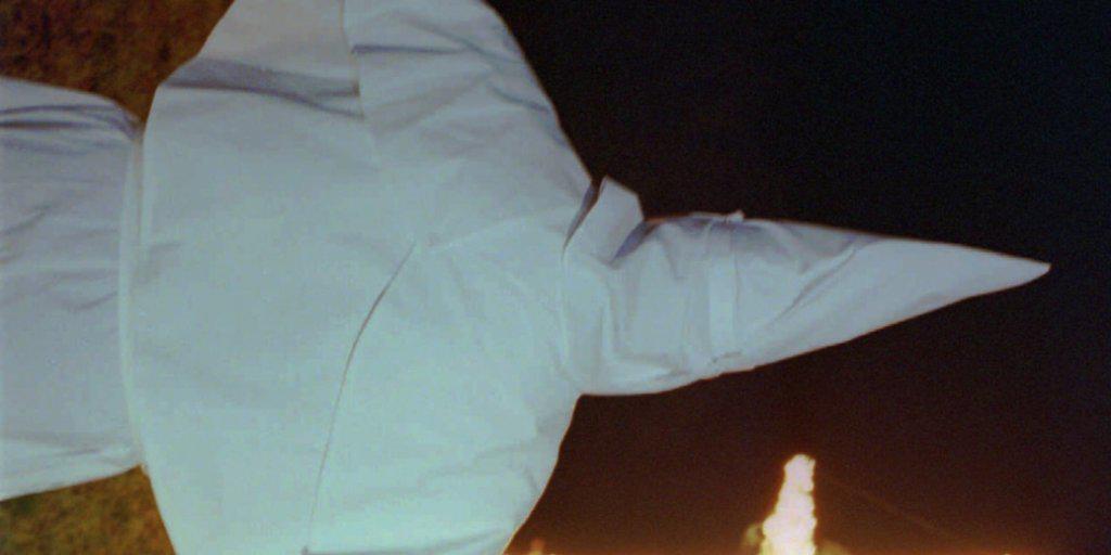 Ein Mitglied des rassistischen Ku-Klux-Klan 1996 in den USA. Ein Mitglied des rassistischen Ku-Klux-Klan 1996 in den USA.