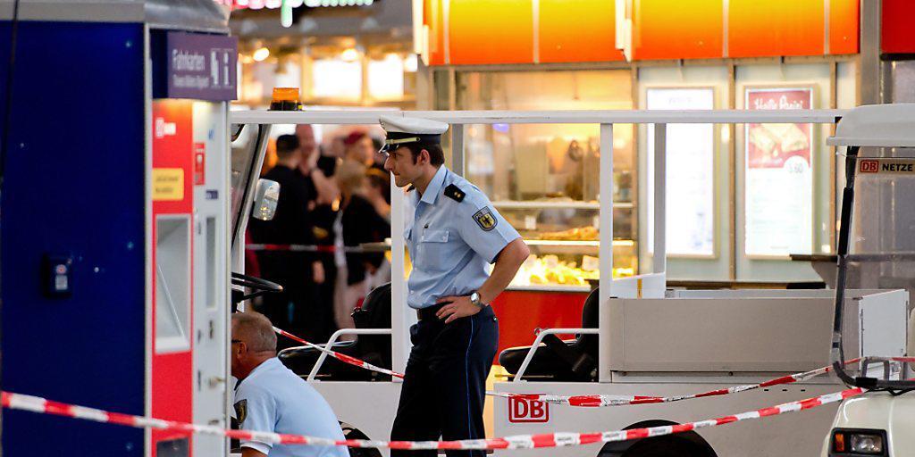 Polizistern untersuchen einen Teil der Halle im Münchner Hauptbahnhof, nachdem ein Sprengstoff-Spürhund dort angeschlagen hat.