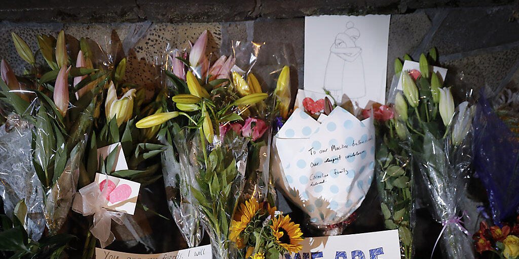 Blumen, Briefe und Zeichnungen erinnern an die Todesopfer des Moschee-Attentats von Christchurch.