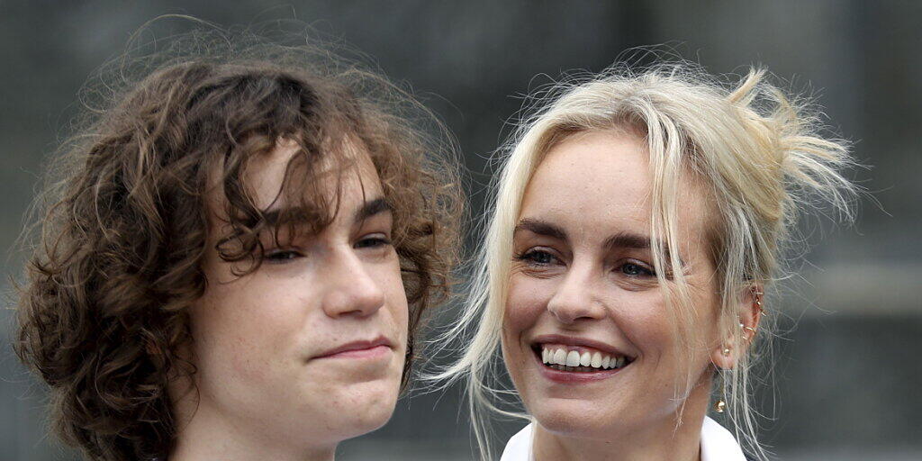 Nina Hoss hat beim Filmfestival im spanischen San Sebastián für ihre Rolle als strenge Geigenlehrerin im deutschen Drama "Das Vorspiel" die Silberne Muschel für die beste Schauspielerin erhalten. Nina Hoss hat beim Filmfestival im spanischen San Sebastián für ihre Rolle als strenge Geigenlehrerin im deutschen Drama "Das Vorspiel" die Silberne Muschel für die beste Schauspielerin erhalten.
