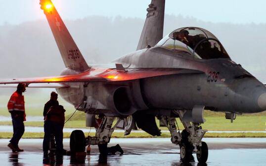 Ein F/A-18-Kampfjet im Jahr 2005 auf dem damaligen Militärflugplatz Dübendorf ZH. (Archivbild)