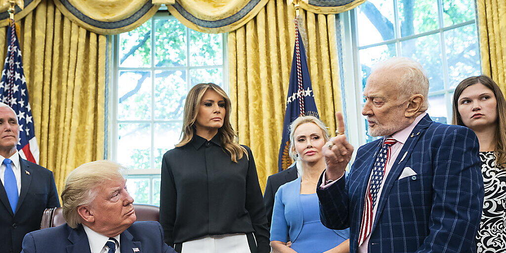 US-Präsident Donald J. Trump (sitzend) im Gespräch mit dem früheren Astronauten Buzz Aldrin (rechts, stehend). Nicht auf dem Bild ist der Apollo-11-Astronaut Michael Collins.