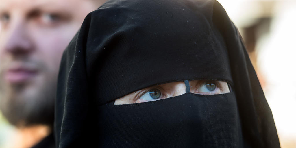 Solche Gesichtsverhüllungen (im Bild die bekannte Konvertitin Nora Illi) sollen auf Bundesebene gesetzlich verboten werden. Das fordert eine am Freitag eingereichte Volksinitiative des Egerkinger Komitees. (Archivbild)
