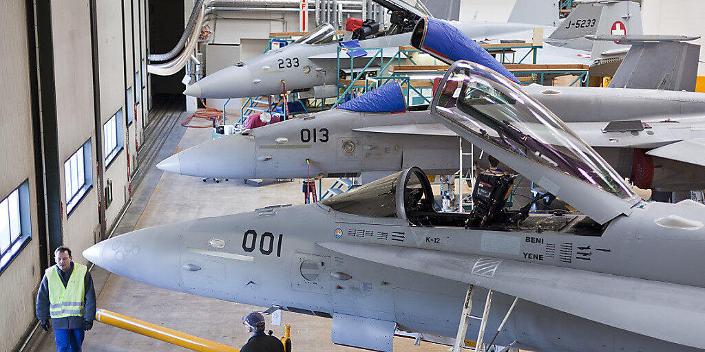 F/A-18-Kampfjets der Schweizer Armee während Wartungsarbeiten in einem Hangar des Rüstungskonzerns Ruag im luzernischen Emmen. (Archivbild)