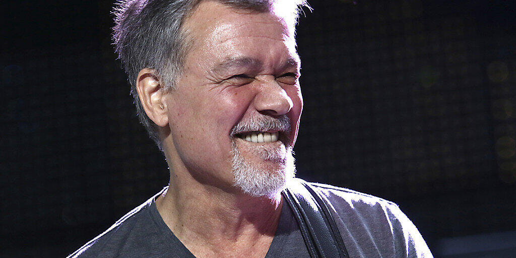 ARCHIV - Gitarrist Eddie Van Halen tritt 2015 bei einem Konzert auf. Foto: Greg Allen/Invision/AP/dpa ARCHIV - Gitarrist Eddie Van Halen tritt 2015 bei einem Konzert auf. Foto: Greg Allen/Invision/AP/dpa