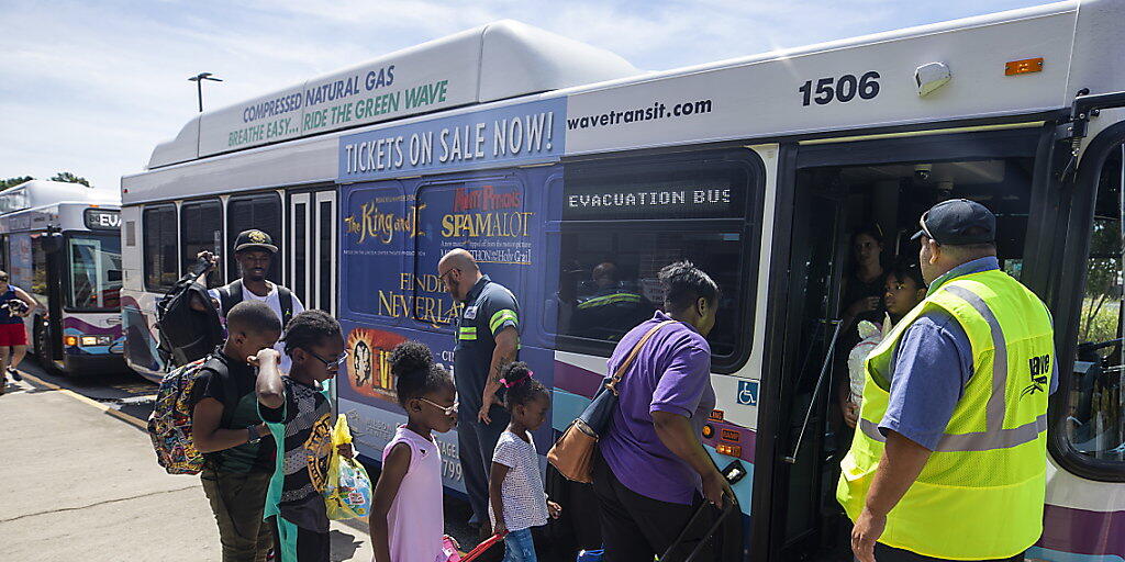 Familien steigen in einen Evakuierungsbus in der US-Stadt Raleigh im Bundesstaat North Carolina.