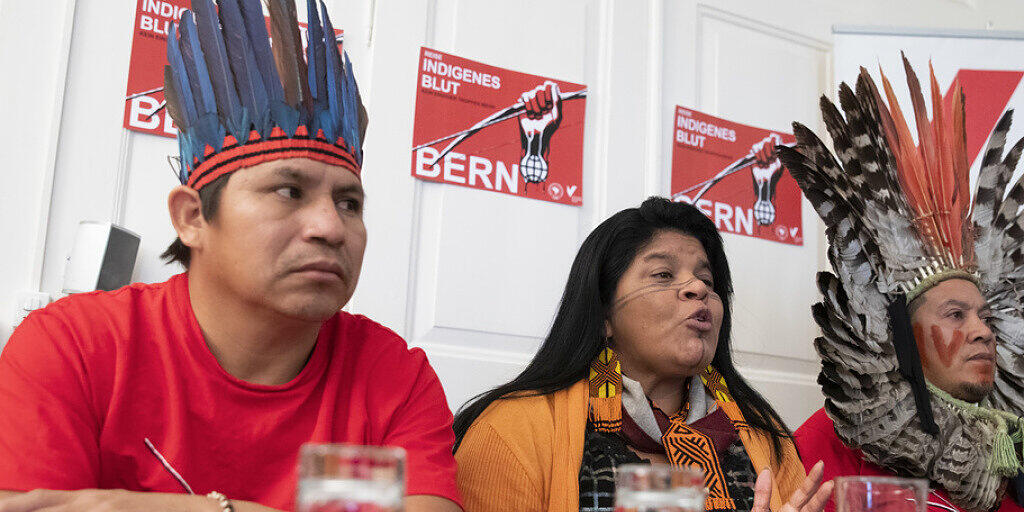 Die Vertreter der indigenen Gemeinschaften Brasiliens, Elizeu-Guarani Kaiowà, Sonia Guajajara, und Kreta Kaingang (v.l.n.r.), warnen vor den Medien in Bern vor den Konsequenzen des Freihandelsabkommens für die Indigenen und die Umwelt. Die Vertreter der indigenen Gemeinschaften Brasiliens, Elizeu-Guarani Kaiowà, Sonia Guajajara, und Kreta Kaingang (v.l.n.r.), warnen vor den Medien in Bern vor den Konsequenzen des Freihandelsabkommens für die Indigenen und die Umwelt.