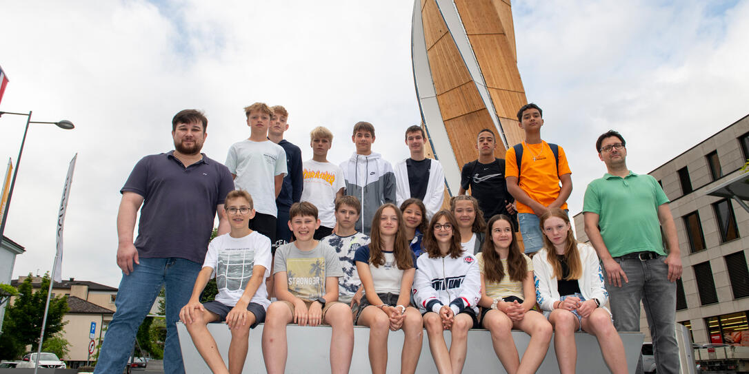 230703 Schulklasse beim Turm Dux in Schaan: Vorstellung des Projekts -> Kinderland