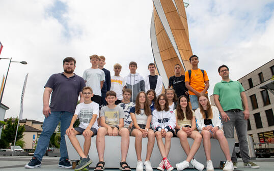 230703 Schulklasse beim Turm Dux in Schaan: Vorstellung des Projekts -> Kinderland