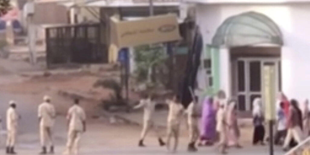 Auf diesem Screenshot eines Augenzeugen-Videos sind sudanesische Sicherheitskräfte zu sehen, die Zivilisten in den Strassen von Khartum eskortieren.