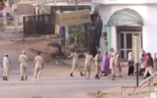 Auf diesem Screenshot eines Augenzeugen-Videos sind sudanesische Sicherheitskräfte zu sehen, die Zivilisten in den Strassen von Khartum eskortieren.