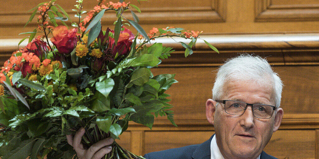 Hans Stöckli freut sich über seine Wahl zum Ständeratspräsidenten am ersten Tag der 51. Legislatur der Eidgenössischen Räte am Montag im Ständerat in Bern.