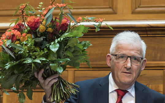 Hans St&ouml;ckli freut sich &uuml;ber seine Wahl zum St&auml;nderatspr&auml;sidenten am ersten Tag der 51. Legislatur der Eidgen&ouml;ssischen R&auml;te am Montag im St&auml;nderat in Bern.