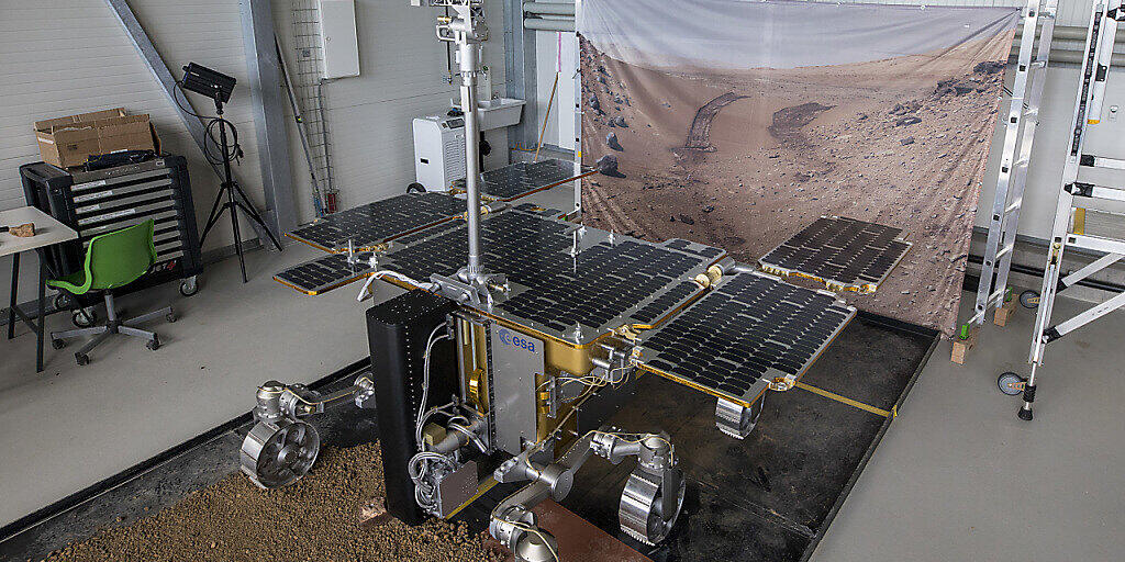Der ExoMars-Rover Rosalind Franklin, hier als Modell im Marslabor der Uni Basel in Witterswil, muss noch eine Weile auf seine Reise zum Mars warten.