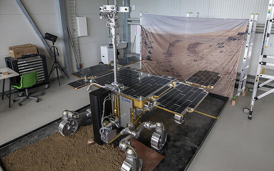 Der ExoMars-Rover Rosalind Franklin, hier als Modell im Marslabor der Uni Basel in Witterswil, muss noch eine Weile auf seine Reise zum Mars warten.