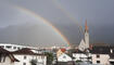 Matthias Brüstle wird beim Blick aus seiner Praxis in Schaan mit gleich zwei Regenbögen überrascht.