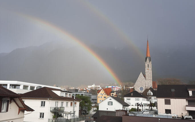Matthias Brüstle wird beim Blick aus seiner Praxis in Schaan mit gleich zwei Regenbögen überrascht.