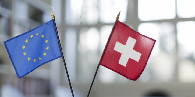 Schweizer und EU-Tischfahne (Symbolbild)