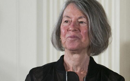 Die 77-jährige amerikanische Lyrikerin Louise Glück wird mit dem Literaturnobelpreis 2020 geehrt.