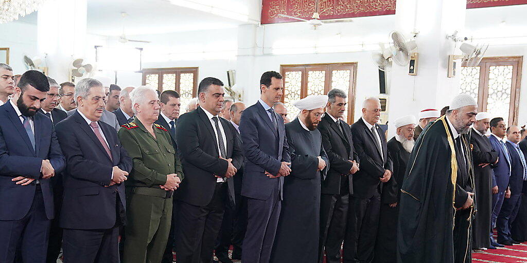 Der syrische Präsident Baschar al-Assad beim Eid-al-Fitr-Gebet in einer Moschee in Tartus.