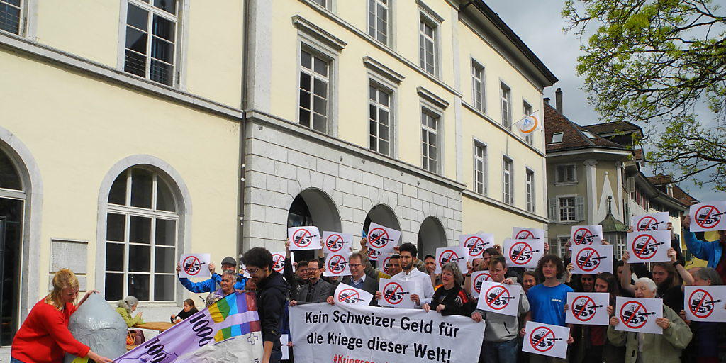 Die Gruppe für eine Schweiz ohne Armee (GSoA) gibt nicht auf. Nach ihrer gescheiterten Initiative für ein Verbot von Kriegsmaterial-Exporten lanciert sie ein Volksbegehren, das es der Schweizer Nationalbank und den Pensionskassen verbieten will, in die Rüstungsindustrie zu investieren. Die Gruppe für eine Schweiz ohne Armee (GSoA) gibt nicht auf. Nach ihrer gescheiterten Initiative für ein Verbot von Kriegsmaterial-Exporten lanciert sie ein Volksbegehren, das es der Schweizer Nationalbank und den Pensionskassen verbieten will, in die Rüstungsindustrie zu investieren.