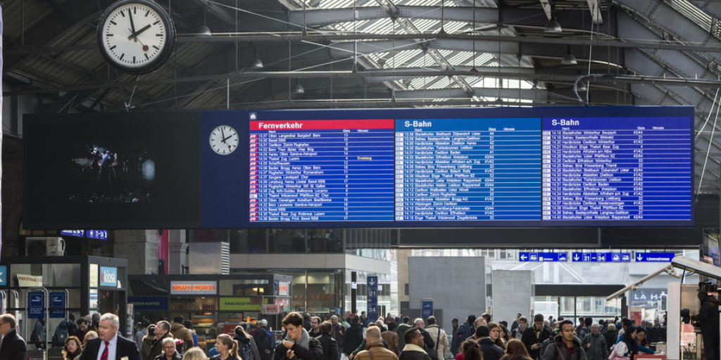 Unterschriftensammlungen und Verteilaktionen sind auf den "ideellen Promotionsplätzen" erlaubt, Musizieren oder Reden Halten jedoch nicht: im Bild der Zürcher Hauptbahnhof (Symbolbild).