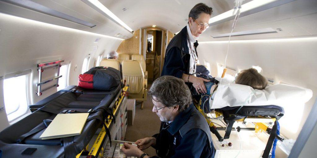 Eine Rega-Arzt und eine Krankenschwester versorgen eine Patientin in einem Rega-Ambulanzjet (Archivbild) Eine Rega-Arzt und eine Krankenschwester versorgen eine Patientin in einem Rega-Ambulanzjet (Archivbild)