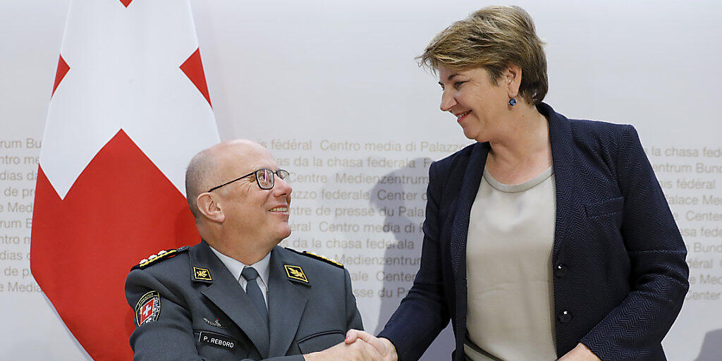 Armeechef Philippe Rebord und Verteidigungsministerin Viola Amherd informieren über den Rücktritt Rebords und die Suche nach einem Nachfolger.