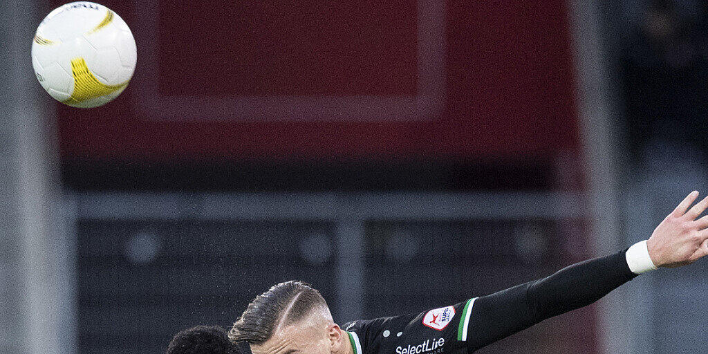 Thuns Chris Kablan (links) hat im Kopfballduell mit dem St. Galler Ermedin Demirovic das Nachsehen Thuns Chris Kablan (links) hat im Kopfballduell mit dem St. Galler Ermedin Demirovic das Nachsehen
