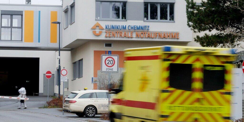 Ein Krankenwagen fährt vor der Einfahrt der zentralen Notaufnahme im Klinikum Chemnitz. Foto: Sebastian Willnow/dpa-Zentralbild/dpa Ein Krankenwagen fährt vor der Einfahrt der zentralen Notaufnahme im Klinikum Chemnitz. Foto: Sebastian Willnow/dpa-Zentralbild/dpa