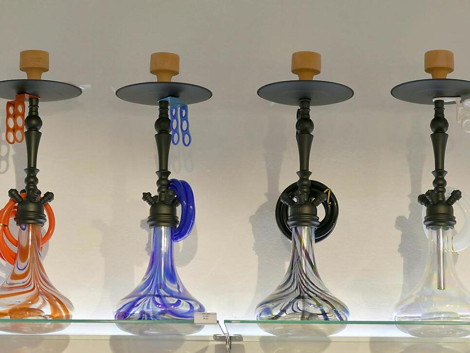 Beim Rauchen in Räumen das Lüften nicht vergessen: Shishas in einem Schaufenster.