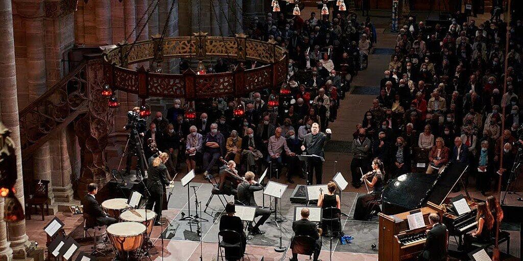 12 Musikerinnen und Musiker auf dem Podium, 250 Besucherinnen und Besucher, die zu einem Grossteil Schutzmasken tragen: So kann ein Konzert trotz Personeneinschränkung stattfinden.