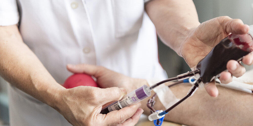 Blutspenden werden in der Schweiz ab Herbst neu auch auf Hepatitis E untersucht. (Archivbild)