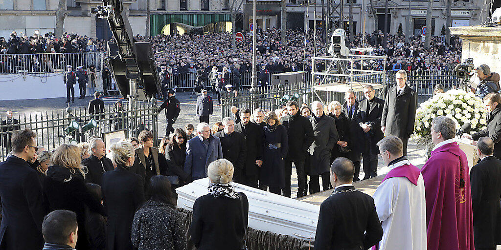 Angehörige von Johnny Hallyday stehen vor der Madeleine-Kirche in Paris um den Sarg des verstorbenen Sängers.